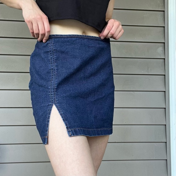VINTAGE y2k denim slit mini skirt! - Picture 2 of 10